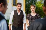 Die Kommissare Benedikt Beissl (Andreas Giebel, l.) und Jerry Paulsen (Peter Marton, r.) haben ein verdächtiges Gespräch zwischen Paul Hinterweger (Andreas Bittl, 2.v.l.) und Kathi Leitner (Magdalena Wiedenhofer, 2.v.r.) mit angehört.