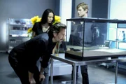 (v.l.n.r.) Russ Taylor (Henry Ian Cusick); Desi Nguyen (Levy Tran); Angus MacGyver (Lucas Till)