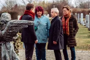 Pfarrer Brandl ist überfordert, als auf einmal mehrere Lansinger Interesse an dem Grab anmelden. Von links: Pfarrer Simon Brandl (Ferdinand Schmidt-Modrow), Landfrau Gundi Wittmann (Helga Januschkowetz), Michael Gerstl (Gerd Lohmeyer) und Veronika Brunner (Senta Auth).
