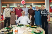 Von links: Kandidaten Nimo Radtke, Cindy Palme, Michael Blötscher, Juror Thomas Martin, Moderator Alexander Kumptner, Kandidaten Nadia Hakiki, Ralf Baltruszat und Renate Mayer