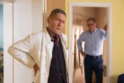 Dr. Harald Reimers (Olaf Burmeister, re.) ist der psychologische Gutachter, der für Dr. Kaminskis (Udo Schenk, li.) MPU zuständig ist. Er bietet dem Arzt einen Deal an. Wenn Kaminski ihn operiert, statt konservativ zu behandeln und er seinen schmerzhaften Nierenstein schneller loswird, steht er gewissermaßen in "Kaminskis Schuld". Nun ist Kaminski in der Zwickmühle: Mit seinem Hexenschuss, den er vor Reimers verheimlicht, ist er absolut nicht in der Lage eine OP durchzuführen.