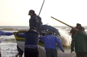 In Brasilien spielt sich in den Wintermonaten an den Stränden von Florianópolis ein altes Ritual ab: die Meeräschen-Fischerei.