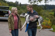 Nelly Spieker (Jule Schuck) bringt mit Ihrem Vater Jobst Lauer (Kai Scheve) den verletzten Schlittenhund nach Hause.