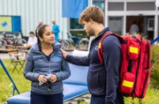 Beim heutigen Spendenlauf des JTK gibt Mikko Rantala (Luan Gummich, r.) alles, um die Teilnehmenden bei Laune zu halten (mit Olivia Papoli-Barawati, l.).
