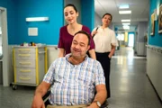 Peter Meseck (Tom Keune), Ava Edemir (Rona Özkan, l.), Britta Meseck (Katja Liebing, r.)
