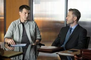 Staatsanwalt Wesley (Shawn Ashmore, r.) versucht mit allen Mitteln, die Klage, die Oscar Hutchinson gegen Officer Nolan (Nathan Fillion, l.) erhoben hat, abzuweisen. Jetzt liegt es an Nolan, die richtige Aussage zu machen, um das Gericht zu überzeugen.