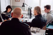Josephine stellt einen der Schläger und dessen Vater zur Rede. Von links: Polizistin Josephine Drechsler (Mira Mazumdar), Polizist Haas (Michael Dietmayr), Vater Bichler (Robinson Reichel) und Fabian Bichler (Sebastian Schmid).
