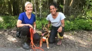 Pia und Biologe Ralf haben im finnischen Wald ein junges Gleithörnchen gefunden.; Pia darf Ralf unterstützen und ein Gleithörnchen vermessen.; Pia zusammen mit Hundetrainerin Tanja und Taru, einer belgischen Schäferhund Dame, die Gleithörnchen-Spuren erschnüffeln kann.