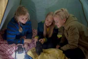 Lilie Hansen ( Lotte Hanné), Paulina Kulka (Tabea Hug) und Nelly Spieker ( Jule Schuck) zelten mit dem kranken Schweinchen Kröterich.