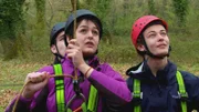 Wildniscoach Tobi fordert die Jugendlichen mit einer außergewöhnlichen Aktion heraus: Ein 40 Meter hoher Baumriese muss erklettert werden!
