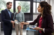Senatspolitiker Christoph Baumgarten (Alexander Kasprik, l.) und seine Frau Jana Baumgarten (Bea Brocks, 2.v.l.), Lehrerin der Toten, werden auf der Wache von Jasmin Sayed (Sesede Terziyan, r.) zu ihrer Verbindung zur toten Umweltaktivistin befragt.