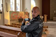 Lukas Petersen (Patrick Abozen) weiß, dass "Gula" auch Selbstsucht bedeuten kann. Aber ist damit der Pfarrer gemeint?