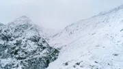 Der antike Pilgerweg führt Pilger über die Alpen auf dem Weg nach Rom. Viele Jahrhunderte lang riskierten sie hier in Schnee und Eis ihr Leben für ihren Glauben. Viele von ihnen kehrten nie zurück.