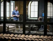 Eric Beale (Barrett Foa, l.); Henrietta Lange (Linda Hunt, r.)