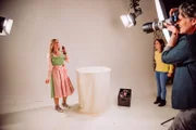 Katharina rettet das Shooting mit einer Spontan-Aktion. Von links: Sarah Brandl (Sophie Reiml), Katharina Benninger (Carina Dengler) und Fotograf (Matthias Beier).