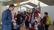 Bernhard Grassinger (l.) aus dem Allgäu, vertreibt seine eigenen Staubsaugermodelle auf einer Fachmesse.