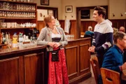 Felix kommt einer Begegnung mit Sarah nicht aus, als die ihn zum Dartturnier überredet. Von links: Sarah Brandl (Sophie Reiml) und Felix Brunner (Shayan Hartmann).