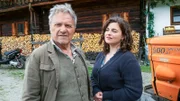 Der Bergdoktor Staffel 16 Getrennte Welten – Teil 2 Ein Mann und zwei Frauen, die eine sitzt auf dem Traktor: Heiko Ruprecht als Hans Gruber, Monika Baumgartner als Lisbeth Gruber, Nathalie Schott als Julia Andermatt