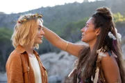 Miranda (Elen Rhys, l.) verbringt ihren Zwangsurlaub auf einer abgelegenen Insel, um die Ermittlungen voranzutreiben. Doch ein rätselhaftes Ritual, mit dem sie von der geheimnisvollen Hippolyta (Tara Hoyos-Martinez, r.) empfangen wird, stellt ihre Pläne unerwartet auf den Kopf.