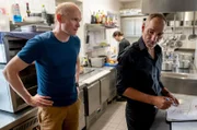 Der Ermittler Jan Kawig (Bernhard Conrad, l) findet bei dem Besitzer seines Lieblingsitalieners Giovanni Rossi (Raschid Daniel Sidgi) Spuren zum Fall.