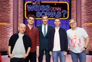Moderator Kai Pflaume (M.) und seine Rateteam-Kapitäne Bernhard Hoëcker (l.) und Elton (r.) begrüßen in dieser Sendung den Comedy-Autor, Komiker, Fernsehmoderator und Musiker Lutz van der Horst (2.v.l.) und den Comedy-Autor und Komiker Fabian Köster (2.v.r.).