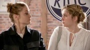 Toni (Sarah Buchholzer, l.) sorgt sich um ihre Schwester Svenja (Lea Marlen Buchholzer, r.) und befragt für sie die Sterne.