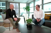 "Wenn man erfolgreich sein will, muss man seine Firma immer wieder revolutionieren“ sagen die beiden Geschäftsführer Jan Striewer (rechts) und Florian Stäwen (links) des Dortmunder Dienstleistungsunternehmen Green IT.