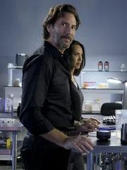 Russ Taylor (Henry Ian Cusick, l.); Desi Nguyen (Levy Tran, r.)