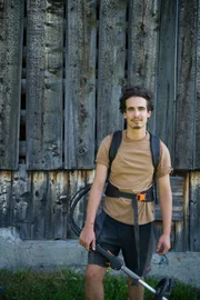 Statt im Büro arbeitet Paul (25) auf einem Bergbauernhof in der Schweiz. "Ich wollte da hin," sagt er. "Ich hatte Angst, es zu bereuen, wenn ich es nicht mache."