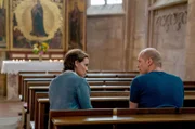 Jan Kawig (Bernhard Conrad) reflektiert in der Kirche mit seiner Kollegin Annett Schuster (Kristin Suckow) seine Handlungen.