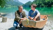 Der Bergdoktor Staffel 16 Eine schwere Last – Teil 1 Alter Mann und Bub mit kleinem Schiff: Hans Sigl als Bergdoktor Dr. Martin Gruber, Emil Knapp als Sammy Federer