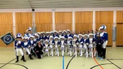Checkerin Marina lernt gemeinsam mit einer Tanzgruppe einen Karnevalstanz.
