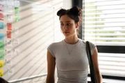 Anna (Kayla Shyx) betritt als neue Mitschülerin die Klasse und sorgt mit ihrem selbstbewussten Auftritt direkt für Aufsehen.