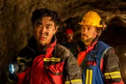Florian und Peter unter Tage. Flori (Xiduo Zhao, l.) kämpft mit seinen Nerven, während Peter (Stephan Luca, r.) den Überblick behält.