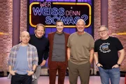 Moderator Kai Pflaume (M.) und seine Rateteam-Kapitäne Bernhard Hoëcker (l.) und Elton (r.) begrüßen in dieser Sendung den Koch, Fernsehmoderator und Gastronom, Björn Freitag (2.v.l.) und den Fernsehkoch, Gastronom und Unternehmer Frank Rosin (2.v.r.).