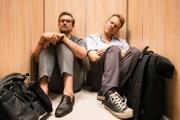 Guideon (Tom Beck, l.) und Julian Beil (Ben Münchow, r.) sitzen entnervt auf dem Boden des steckengebliebenen Aufzugs: Keine Luft, keine Hoffnung, aber genug Zeit, um ihre gegenseitige Abneigung zu pflegen.