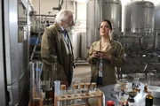Martin stürzt sich mit Feuereifer in das Austesten von Franz’ altem Rezept. Von links: Martin Kirchleitner (Hermann Giefer) und Katharina Benninger (Carina Dengler).