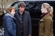 Karin Lossow (Katrin Sass) und Stefan Thiel (Peter Schneider) bekommen von Ellen Norgaard (Rikke Lylloff) neue Infos zum Fall.