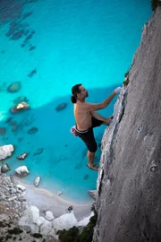 Alexander Huber beim Freesolo der Cala Koloritzé, während ServusTV's Korsika Film auf der Cala Goloritzé bei Baunei, Sardinien, Italien am 13.10.2023