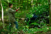 Hauptkommissarin Julia Schröder (Anika Baumann) macht mit ihrem Smartphone Fotos von einem im Wald entdeckten Auto. Handelt es sich hierbei womöglich um den Unfallwagen, mit dem die junge Stadtführerin Lisa Hilmer getötet wurde?