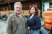 Gegen den Rat seiner Tochter möchte Rolf Pflüger (Wolfram Berger) endlich seine Enkelin Lilli Gruber (Ronja Forcher) kennenlernen.