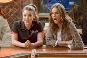 Kendra Gable (Taylor Spreitler), Donna Gable (Erinn Hayes, r.)