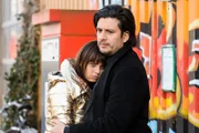 Maximilian (Francisco Medina) kümmert sich um die völlig verzweifelte Michelle (Franziska Benz).