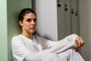 Pauline (Maike Johanna Reuter) fragt sich verunsichert, was für ein dunkles Geheimnis Damian wohl hat.