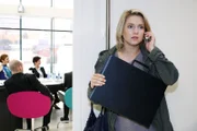 Anna (Jeanette Biedermann) soll plötzlich die Präsentation, in der es auch um das Schicksal von Robert Broda geht, retten ...