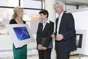 Robert reagiert nervös ob der kurzfristigen Terminverlegung. v.l.n.r.: Maja (Barbara Lanz), Marketingchefin Lanford Luxury (Angela Hobrig), Robert (Mathieu Carrière)