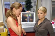 Anna ist geschockt, als sie realisiert, dass sich alle über sie lustig machen. v.l.n.r.: Katja (Karolina Lodyga), Anna (Jeanette Biedermann)