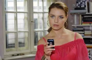 Katja (Karolina Lodyga) nutzt heimlich Annas Handy, um Lars eine Nachricht zu schicken.
