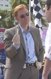 In einer Boxengasse ist ein Feuer ausgebrochen, wobei ein Mechaniker ums Leben gekommen ist. Lt. Horatio Caine (David Caruso) beginnt mit den Ermittlungen.