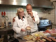 Vor einem Jahr erfüllte sich Monika Koop den Traum vom eigenen Restaurant, aber einige Probleme sorgen für ein ungepflegtes Restaurant und ungenießbares Essen. Kann Frank Rosin (r.) da noch helfen?